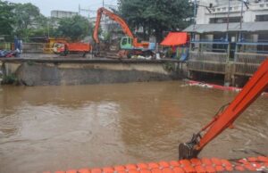 Tinggi Air di Pos Pantau Pintu Air Pasar Ikan Siaga II pada 13 Maret 2024