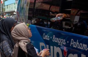 Warga Bengkong Antusias Tukar Uang Baru lewat Aplikasi