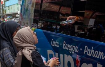 Warga Bengkong Antusias Tukar Uang Baru lewat Aplikasi