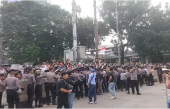 Ricuh Dua Kelompok Massa di Patung Kuda