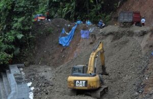 Menjelang Lebaran, Alat Berat Disiagakan di Jalur Rawan Longsor Bengkulu