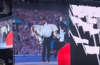 Travis Kelce Kejutkan Penggemar dengan Penampilan di Eras Tour Taylor Swift di London