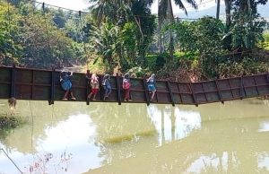 Warga dan Pelajar di Sukabumi Nekat Lintasi Jembatan Gantung yang Rusak