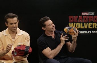 Caitlin Halderman Berikan Blangkon kepada Deadpool Wolverine