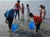 Akhiri Libur Sekolah Dengan Berburu Kepiting di Pantai