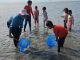 Akhiri Libur Sekolah Dengan Berburu Kepiting di Pantai