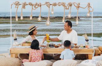 Rayakan Kebersamaan dengan Chic Picnic Tepi Pantai di Sofitel Bali Nusan Dua Beach Resort