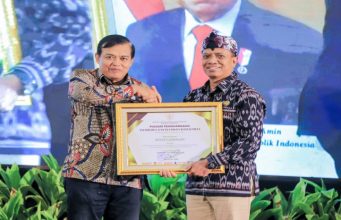 Bupati Lamongan Dapat Penghargaan Pembina Desa Sadar Hukum