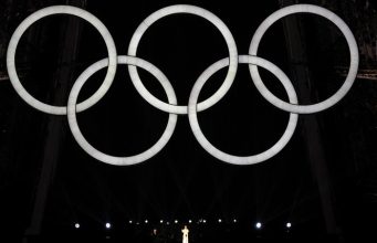 Celine Dion Memukau di Menara Eiffel pada Pembukaan Olimpiade Paris 2024