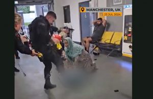 Petugas Polisi Inggris Terekam Menendang Pria di Bandara