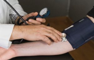 7 Kebiasaan Buruk yang Dapat Tingkatkan Risiko Diabetes dan Hipertensi