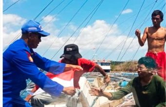 Polairud Polda NTT Bagi Bendera Merah Putih di 4 Kabupaten