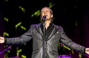 Michael Bolton Tenangkan Penggemar Setelah Berita Polisi di Rumahnya