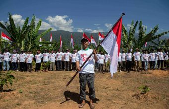 Ratusan Mantan Napiter Lakukan Penghormatan Bendera Merah Putih di Poso