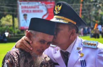 Di Usia 76, Tulih St Kalipah Kibarkan Bendera dari Ketinggian 80 Meter