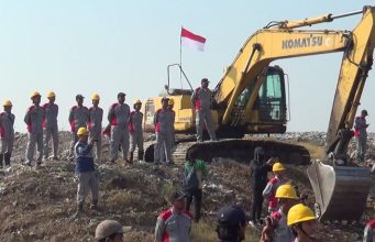 Pegawai DLHK dan Pemulung Upacara HUT ke-79 RI di Gunungan Sampah