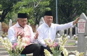 Sebelum Daftar ke KPU, Ahmad Syaikhu dan Ilham Ziarah ke Makam BJ Habibie