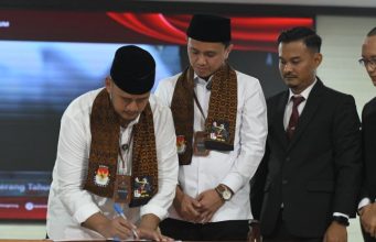 Sebelum Daftar ke KPU Kota Tangerang Faldo-Fadhlin Tabur Bunga di TMP Taruna