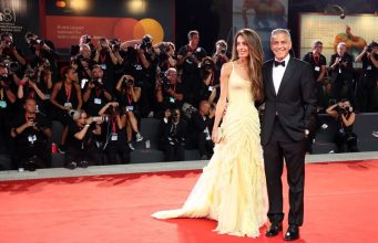 George Clooney Bantu Fotografer Terjatuh di Karpet Merah Festival Film Venesia