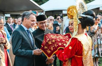 Menlu Belanda Disambut Tradisi Minang pada Resepsi Diplomatik HUT RI