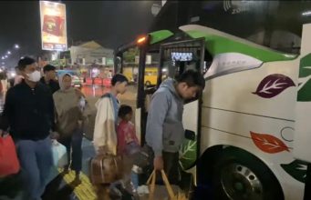 Jalur Kereta Tertutup Longsor, KAI Alihkan Penumpang Menggunakan Bus