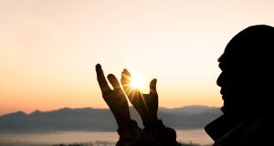 10 Manfaat Amalan Puasa Senin Kamis, Lengkap dengan Bacaan Niat