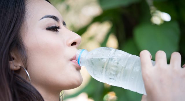 13 Dampak Sering Minum Air Es