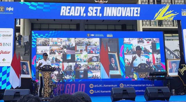Menkum Supratman Serahkan 9 Sertifikat Kekayaan Intelektual, termasuk Milik Kemenpora