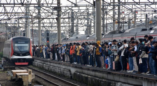 Elektrifikasi Jalur Kereta Jakarta-Cikampek hingga Cilegon Dimulai Mei 2026