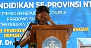 Kisah Verona dari Pelosok NTT Dulu Belajar di Tanah, Kini Punya Kelas Layak