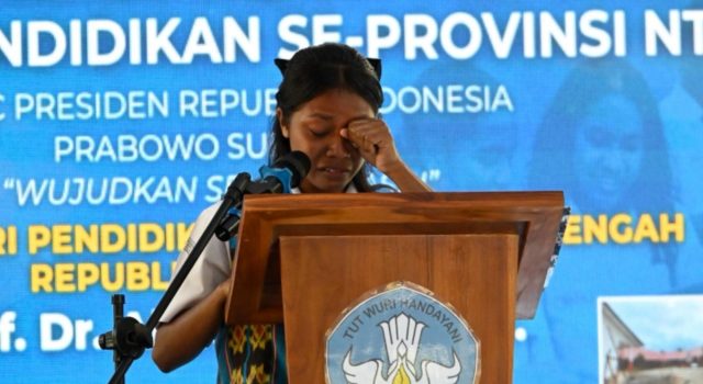 Kisah Verona dari Pelosok NTT Dulu Belajar di Tanah, Kini Punya Kelas Layak