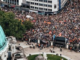 Pasca-Kerusuhan Berdarah, 20 Ribu Massa Padati Demo Anti-Rasisme di Belfast