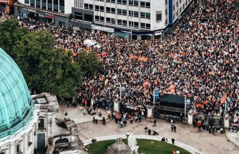 Pasca-Kerusuhan Berdarah, 20 Ribu Massa Padati Demo Anti-Rasisme di Belfast