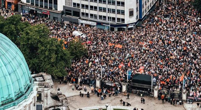Pasca-Kerusuhan Berdarah, 20 Ribu Massa Padati Demo Anti-Rasisme di Belfast