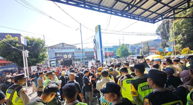 Ratusan Pensiunan Demo Kasus Penipuan, Bank Mandiri Taspen Angkat Bicara