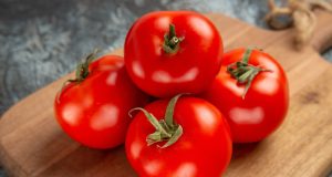 Tomat, Buah Sederhana yang Bisa Bantu saat Sembelit